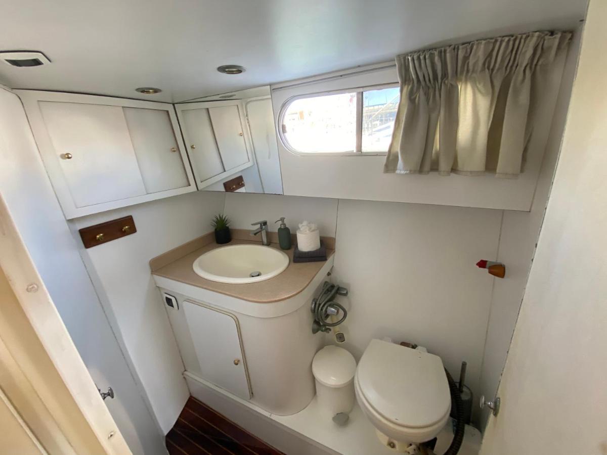 Отель - Divali - Duerme En Un Confortable Yate En Barcelona Сан-Адриан-де-Бесос Экстерьер фото